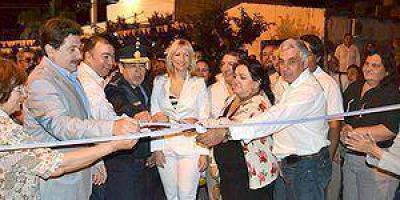  Inauguran pavimento e iluminacion de la calle
