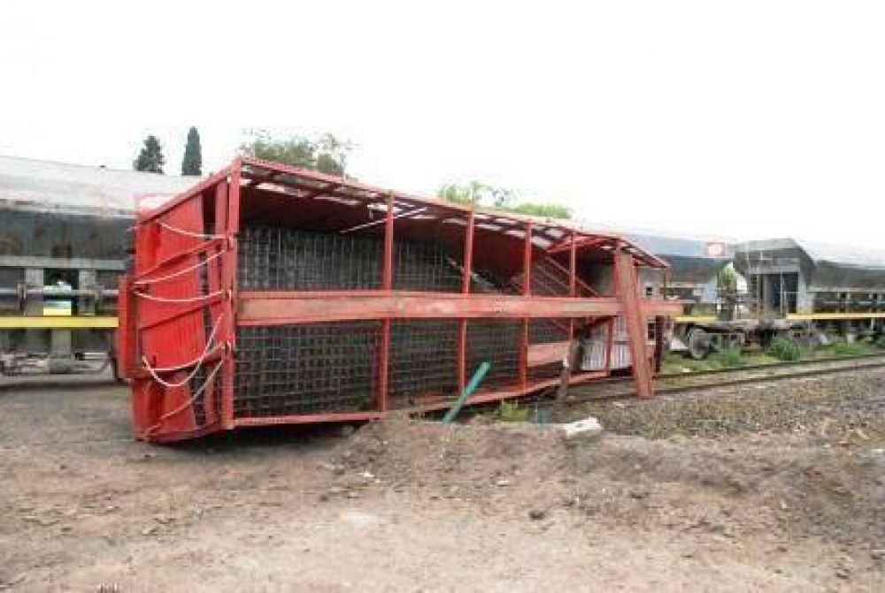 Tren de carga arroll� a un cami�n y lesion� a una motociclista