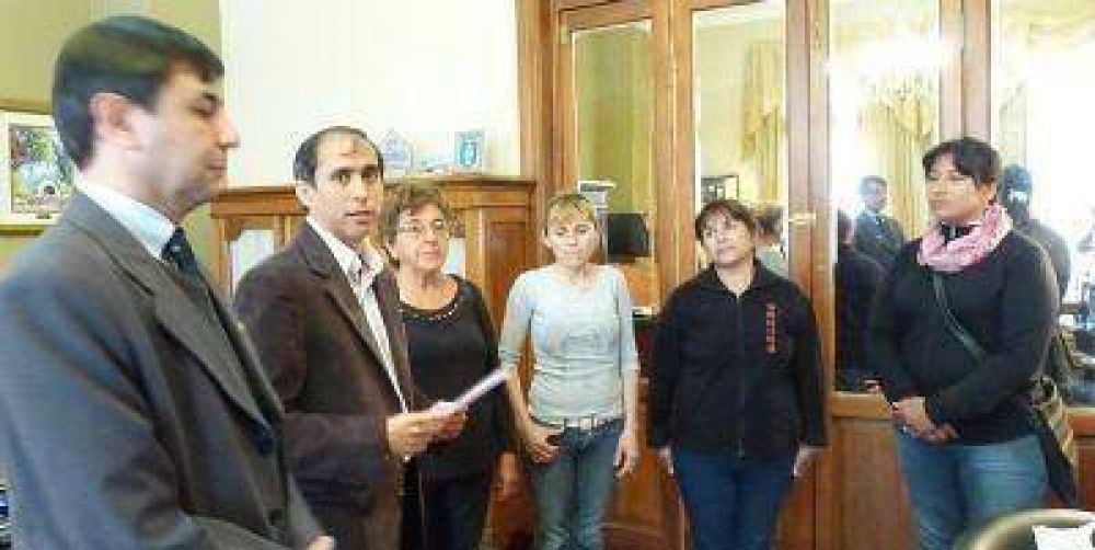 Entregan recursos para mejorar viviendas humildes