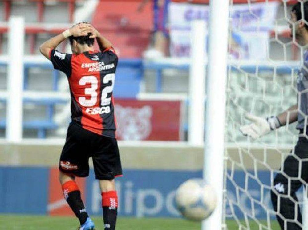 Newell's fue amo y se�or ante Tigre pero apenas empat� 0 a 0 aunque igual es �nico l�der