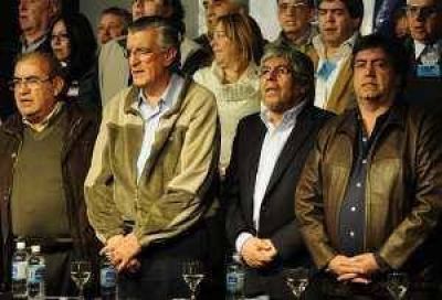 Castro busca armar con gremialistas el partido de Moyano