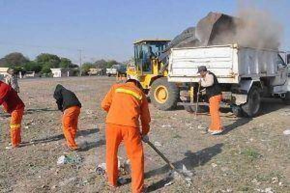 Desmalezan y limpian el acceso oeste a la ciudad