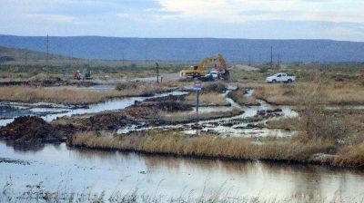 Prosiguen tareas de saneamiento en �reas contaminadas por petr�leo