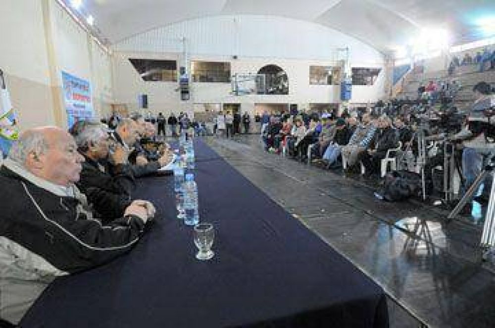 Aseguran que el congreso del PJ tiene �baja legitimidad� por ausencias