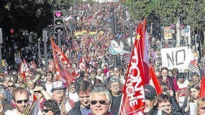 Una multitud se manifest� en Par�s contra el plan de ajuste de Hollande