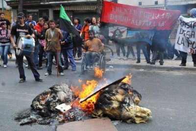 Desalojaron a 20 familias en La Boca y los vecinos cortan la avenida Almirante Brown 