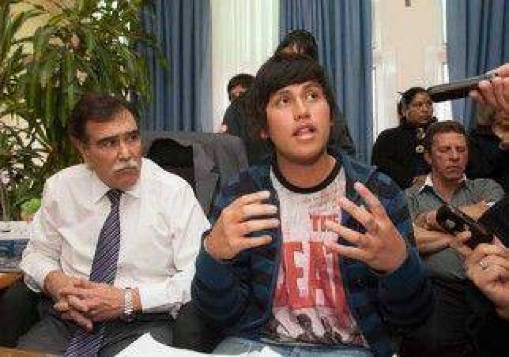 Sin clases hace cien d�as en Centenario 