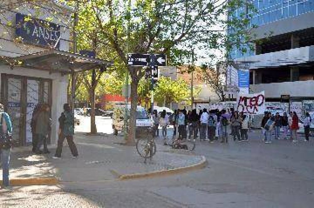 En Cipolletti salieron a la calle a reclamar por sus netbooks