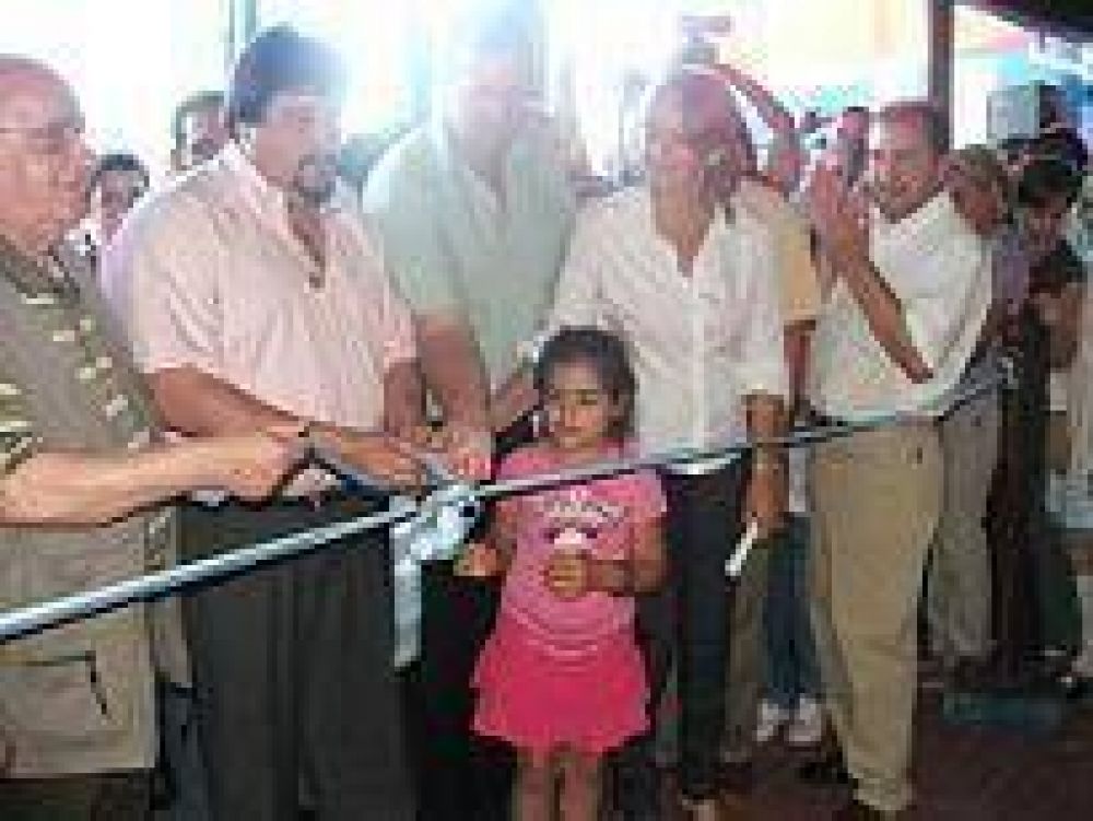 El gobernador Closs inaugur� el nuevo hospital de Colonia Aurora.