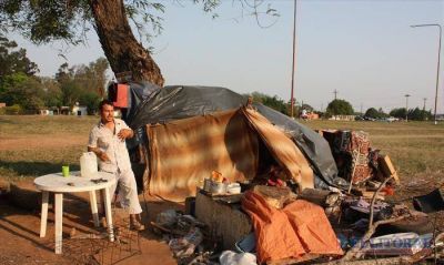 Hace tres meses vive con su familia bajo un �rbol agobiado por las deudas