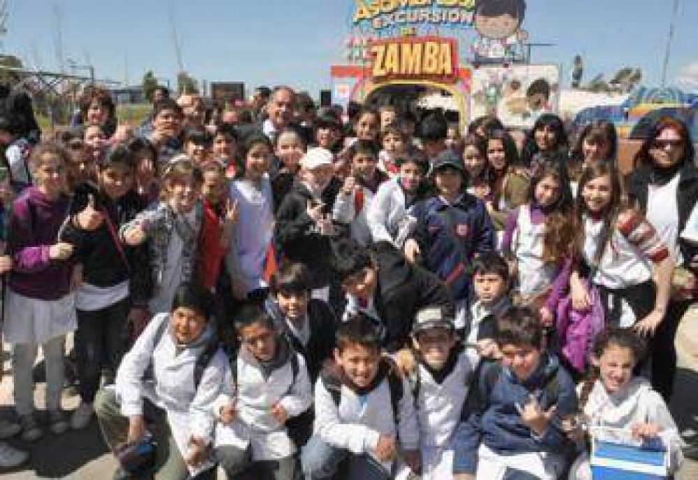 El intendente Descalzo junto a miles de alumnos de ituzaing� en su visita a Tecn�polis
