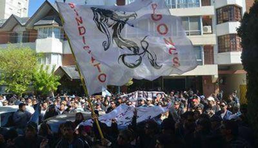 Negociaci�n Estancada: Los "Dragones" amenazan con un paro total de actividades