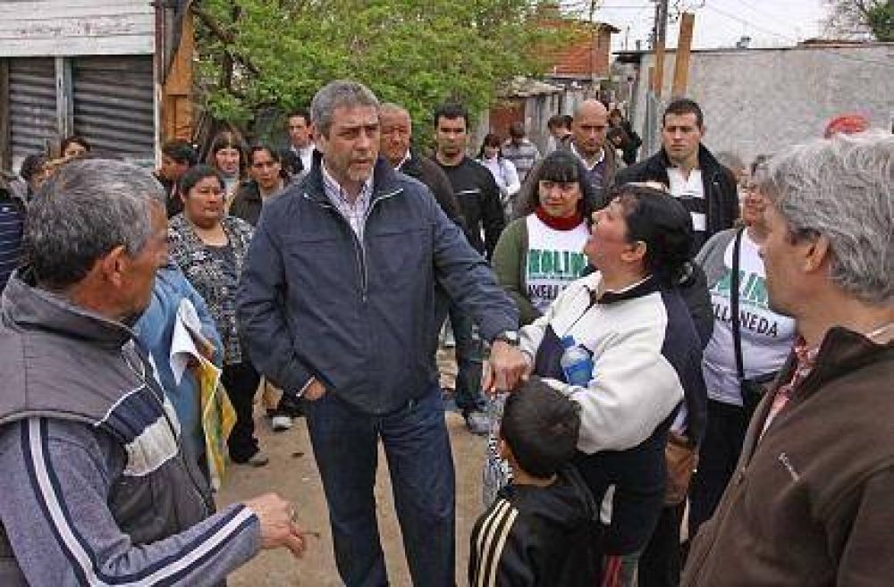 Avellaneda: Ferraresi particip� de una jornada de trabajo en Villa Azul