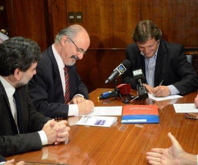 Firmaron convenio para la capacitaci�n de trabajadores textiles