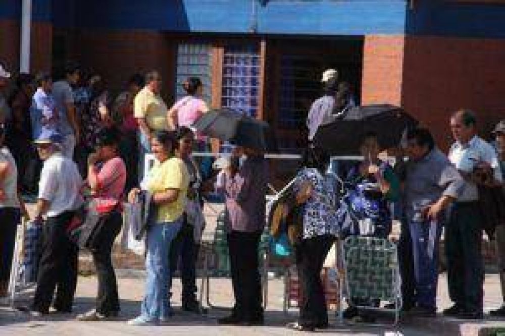 Lamentable: pensionados expuestos a largas horas al sol para responder a un censo nacional