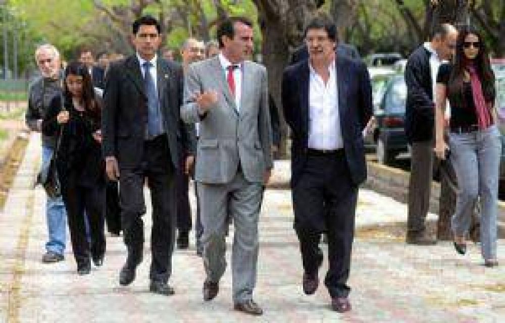 Sileoni defendi� a La C�mpora en Mendoza