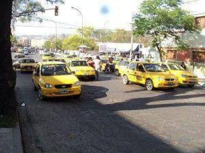 Un verdadero caos: taxistas de San Salvador de Jujuy cortaron calles y puentes por m�s de 5 horas