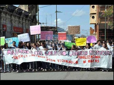 Alumnos del Colegio Urquiza reclamaron por obras y por netbooks