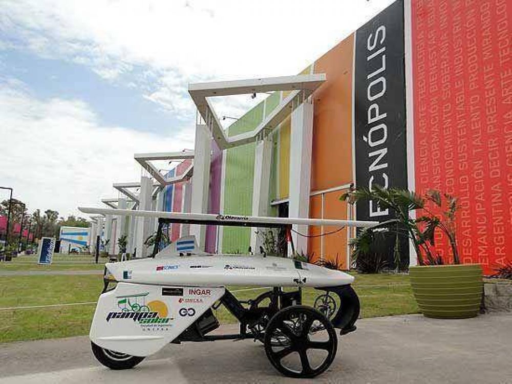 Pampa Solar y el robot acu�tico �Ictiobot� en Tecn�polis