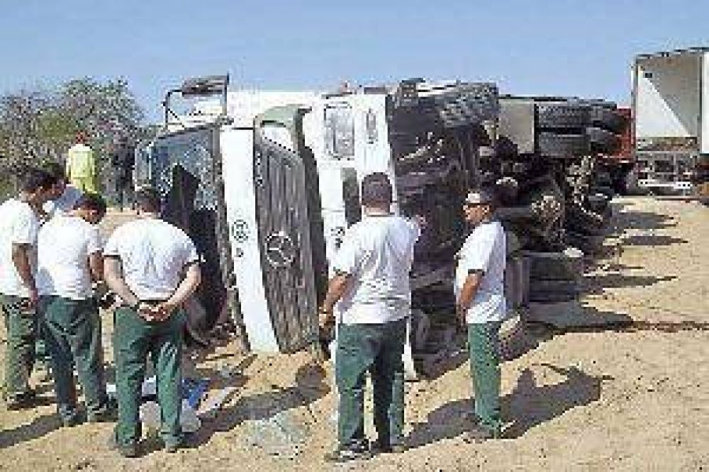 La polic�a evit� saqueo tras impresionante vuelco de un cami�n cargado con l�cteos