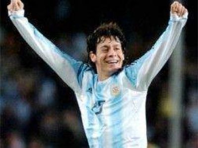El futbolista Luciano Galleti recibe un ri��n de su padre