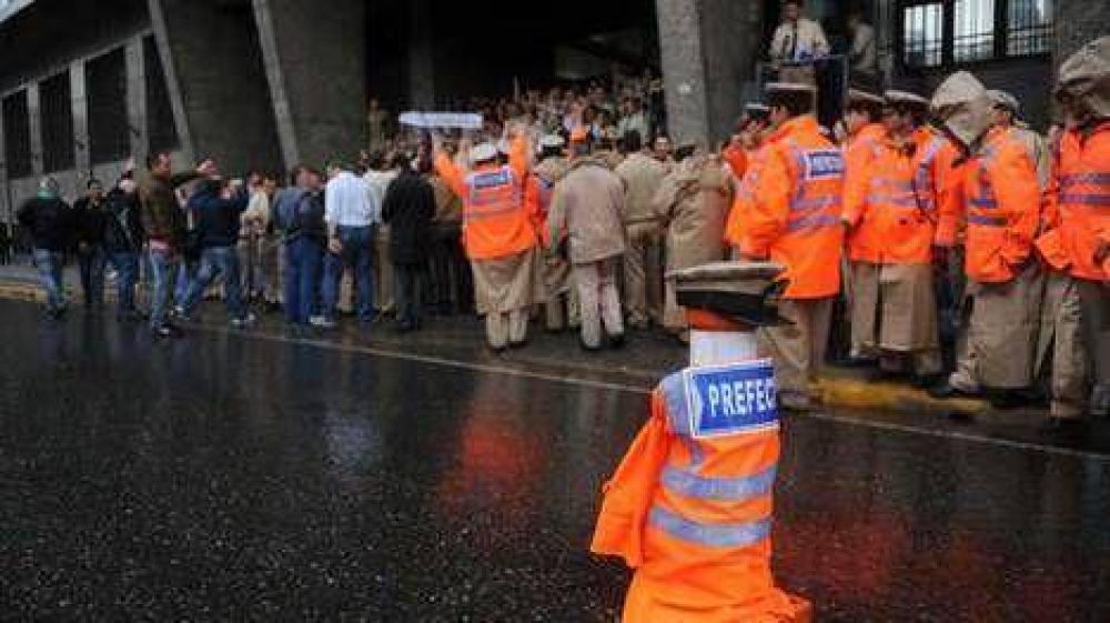 Protesta en Prefectura: los efectivos rechazaron la propuesta de Berni y siguen autoacuartelados