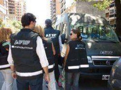 Dos aduaneros detenidos en Corrientes por presunto lavado de dinero y evasión