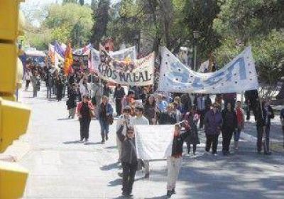 Padres y alumnos de 60 escuelas reclamaron el regreso a las aulas 