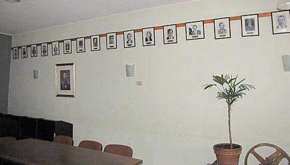 Cuelgan cuadros de los intendentes de Villa La Angostura