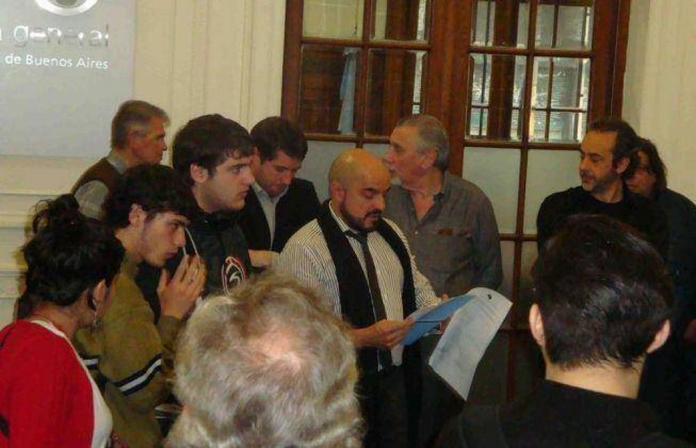 Gallardo enfrenta a Bullrich y defiende a los chicos de las tomas