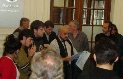 Gallardo enfrenta a Bullrich y defiende a los chicos de las tomas