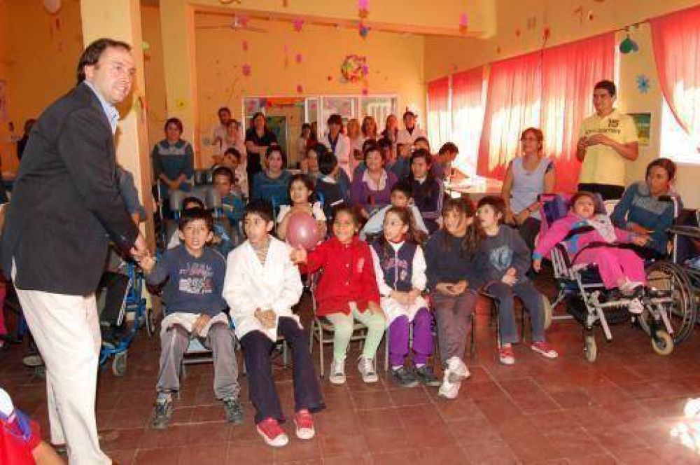 El vicegobernador Dalmacio Mera visit� varias escuelas en la semana de la educaci�n especial