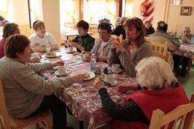 La Ministra Montero comparti� una merienda en el Hogar de D�a