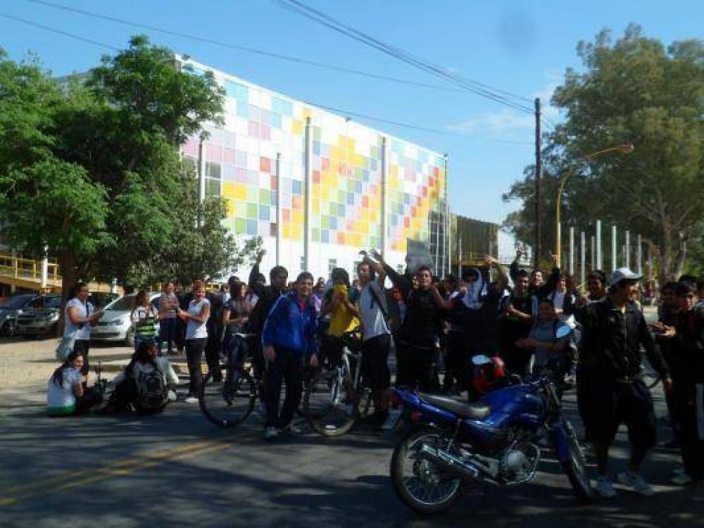 Brumec solucionar� el pedido de los alumnos del ISEF