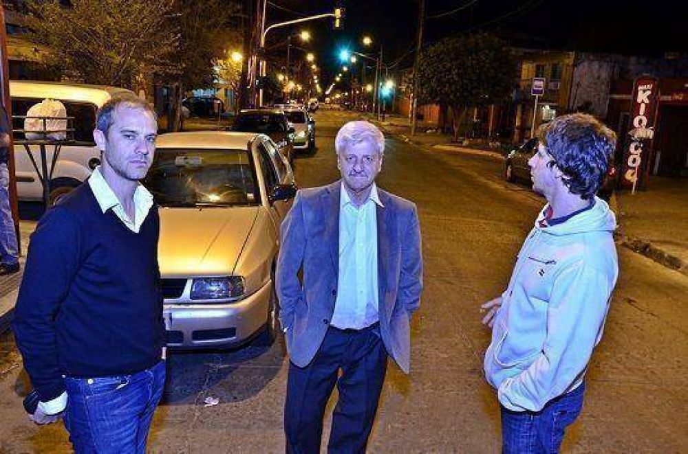 Andreotti recorri� las nuevas luminarias en San Fernando