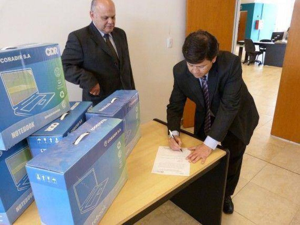 Servicio Penitenciario: Entregan computadoras en torno al Plan Inserci�n Digital