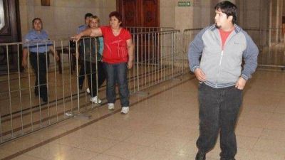  Cuestionan a una testigo que declar� con documento falso
