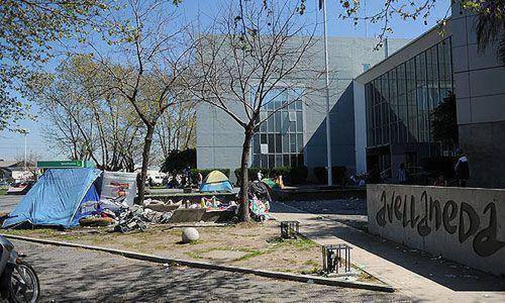 Vecinos sin techo y el Secretario de Gobierno no acuerdan soluci�n y sigue el acampe