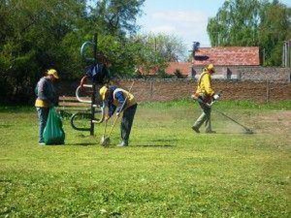 Cuadrillas Limpian Espacios P�blicos De Rafael Calzada