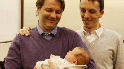 Pareja de hombres de Comodoro tendr� un hijo en la India
