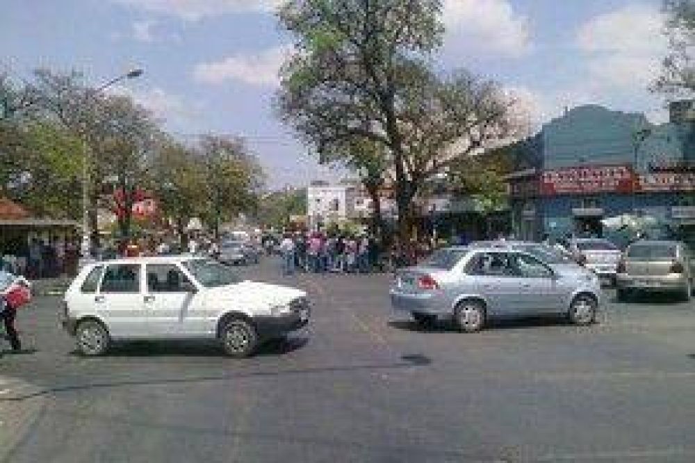 Ahora el caos lo provocaron los remises de larga distancia que no estaban autorizados