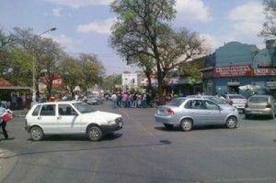 Ahora el caos lo provocaron los remises de larga distancia que no estaban autorizados