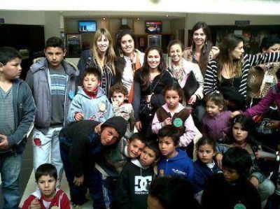 ABOGAR llev� a ni�os del Comedor �Amiguitos de Jes�s� de Parque Pe�a al Cine