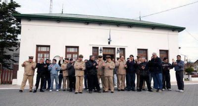 Personal de Prefectura de Santa Cruz, se pleg� al autoacuartelamiento