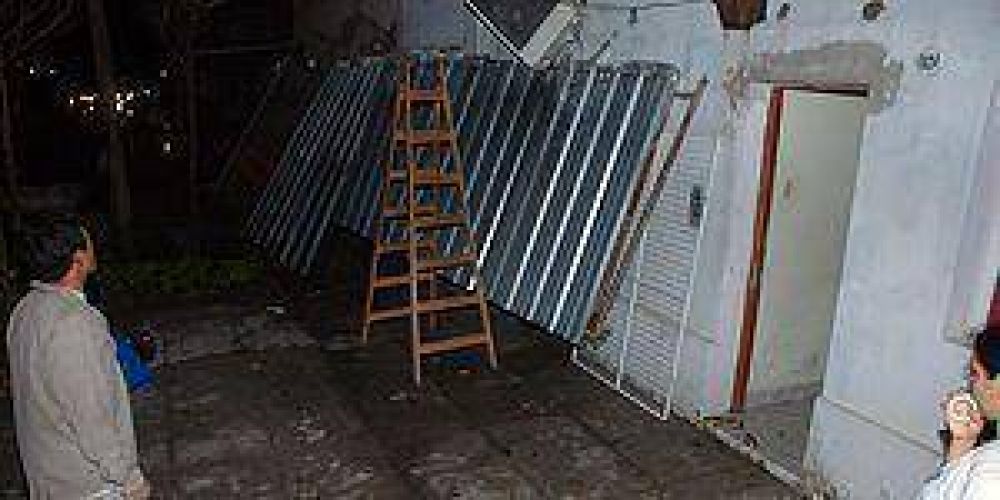 Fuerte viento y lluvia provoc� graves da�os materiales