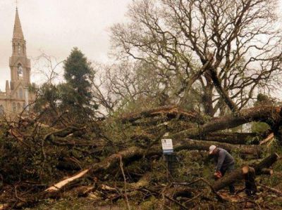 Media ciudad sin luz y destrozos por el fuerte temporal que azot� a la ciudad de Santa Fe