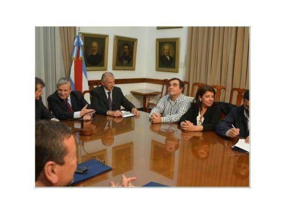 Gobierno y gremios se unen por obra de viviendas para docentes