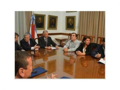 Gobierno y gremios se unen por obra de viviendas para docentes