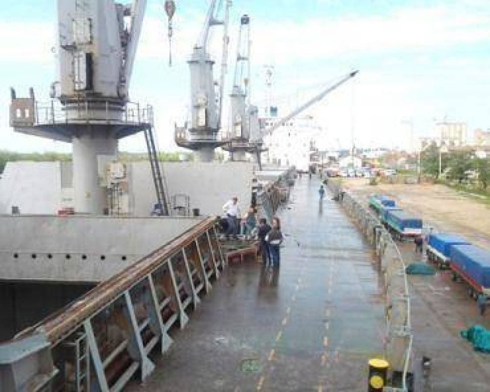 Autoridades supervisaron la operatoria en el puerto local