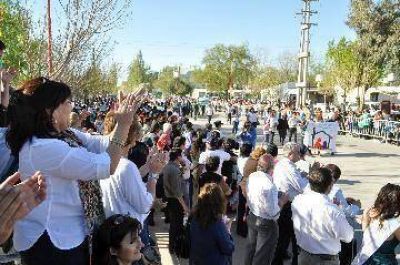 Celebraci�n con anuncios y una fiesta popular
